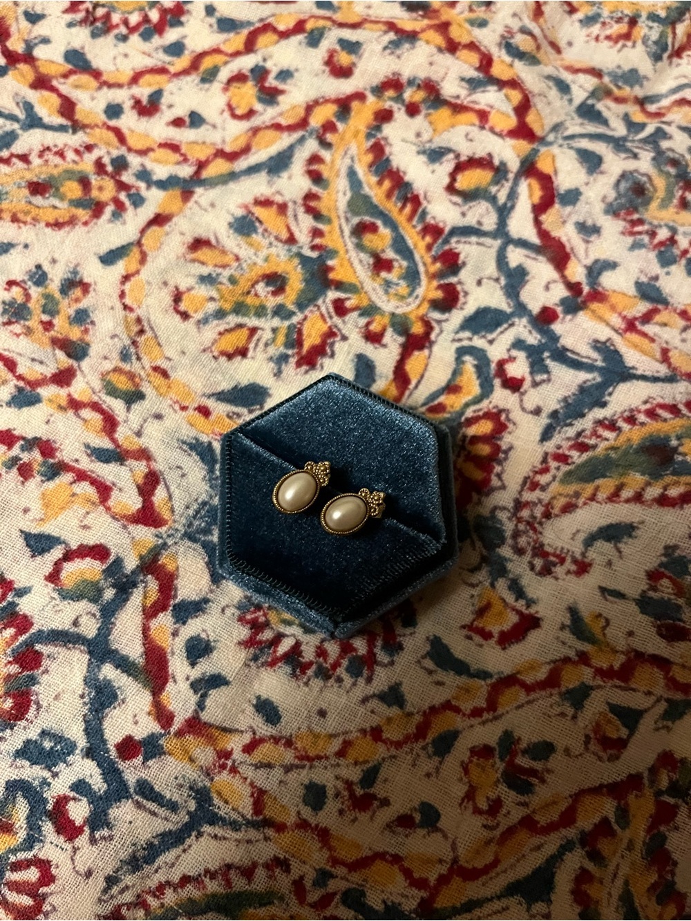 Classic Pearl-Style Gold Tone Stud Earrings - Cream